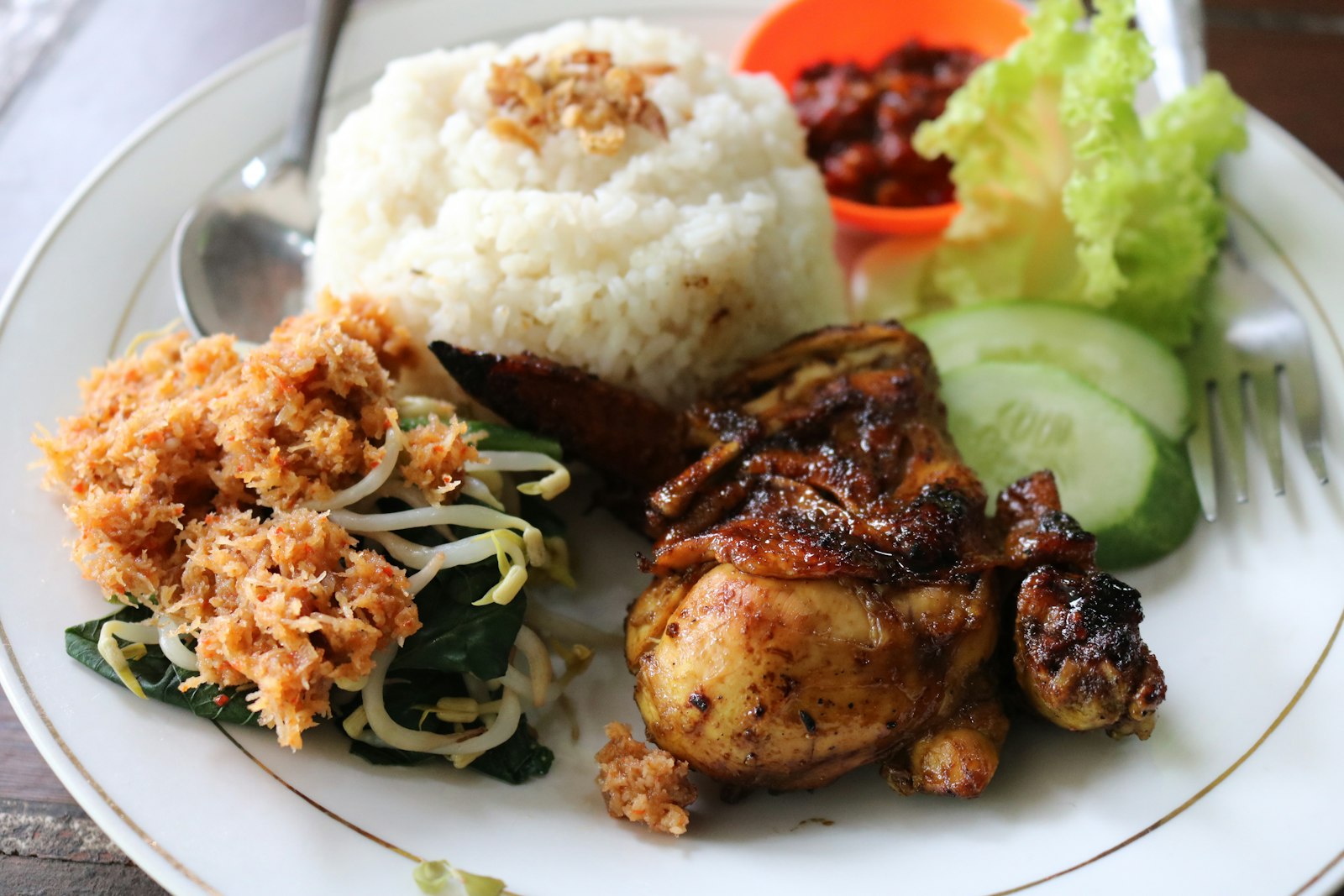 Hidangan rumah Malaysia dengan nasi lemak, sambal dan ayam goreng