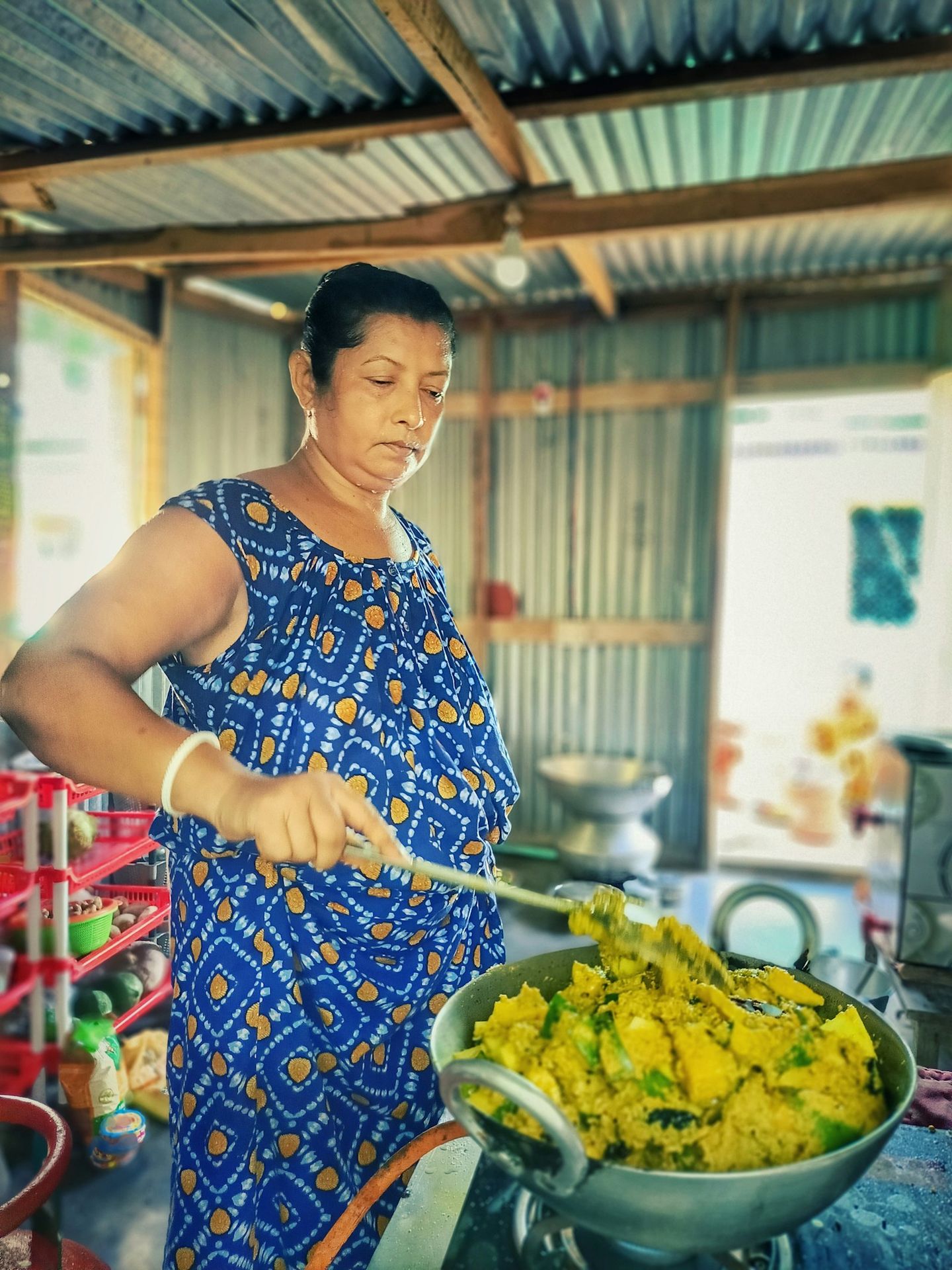 Tukang masak rumah mengacau periuk di dapur Malaysia