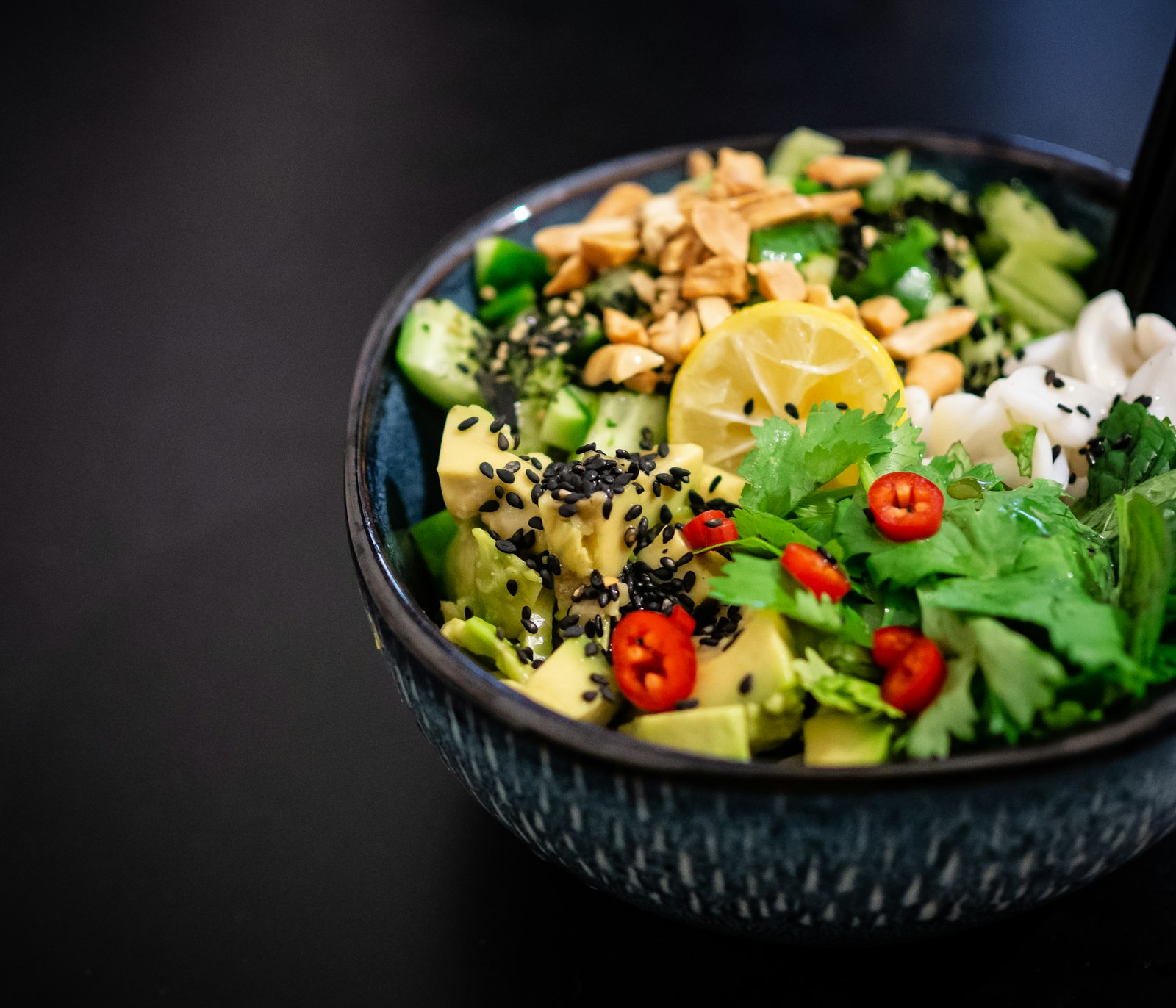 Semangkuk nasi, sayur dan protein yang berwarna-warni
