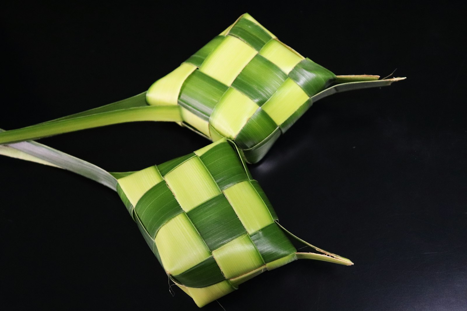 Sarung ketupat yang dianyam untuk Hari Raya