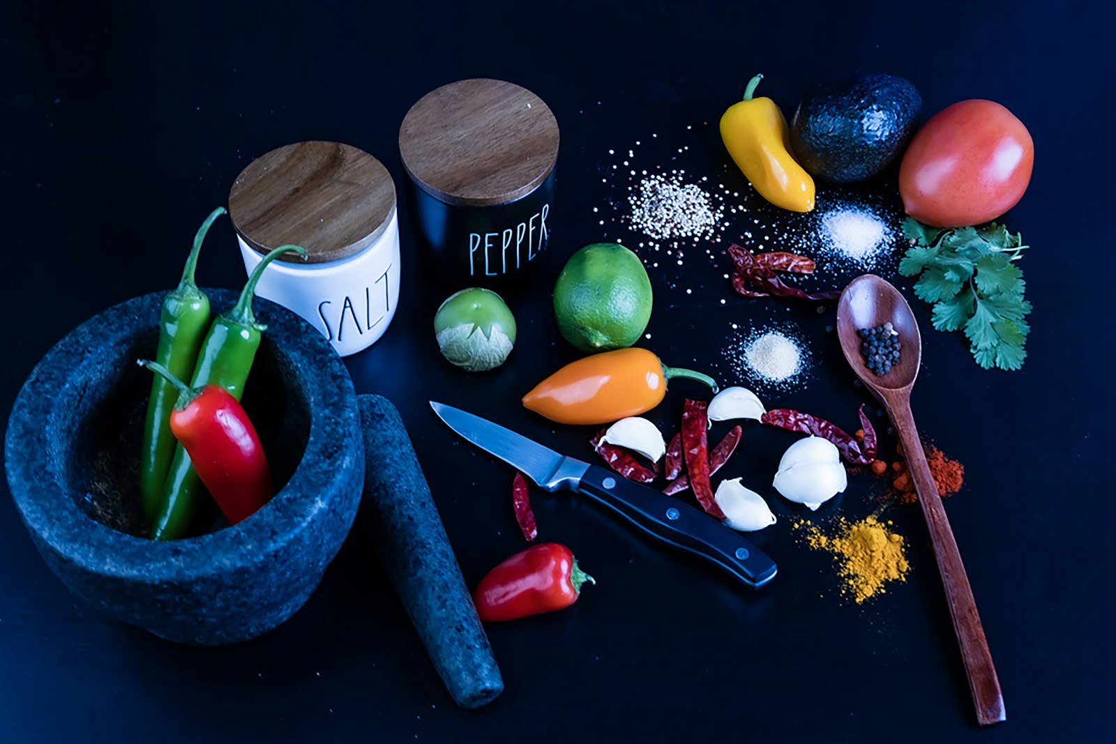 Rempah ratus di atas meja dapur